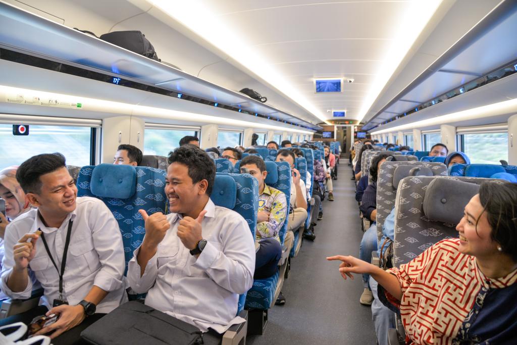10月17日，乘客在行駛中的雅萬高鐵高速動車組列車車廂內(nèi)交談。
