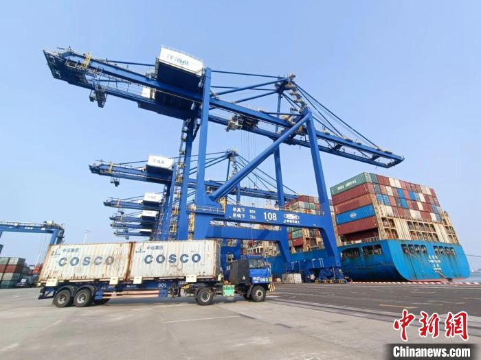 圖為海南洋浦國(guó)際集裝箱碼頭，卡車將集裝箱從后方堆場(chǎng)運(yùn)往碼頭裝卸區(qū)?！?jiān)潞?攝