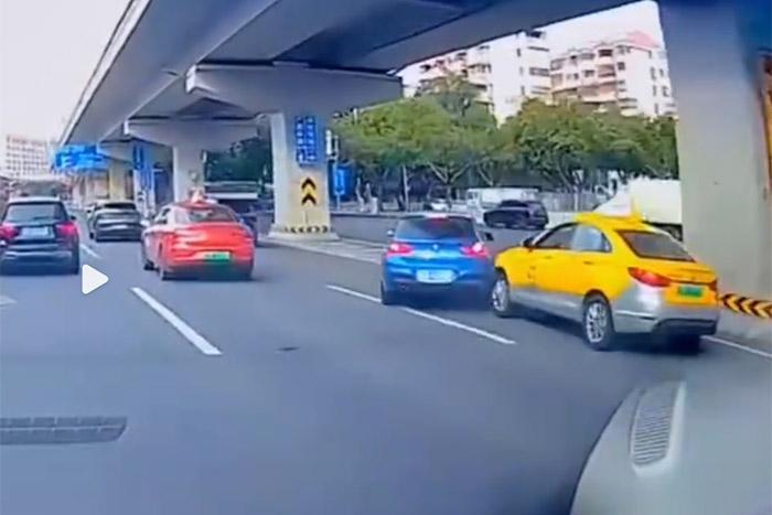 視頻截圖顯示，發(fā)生碰撞的剎那，出租車后方似乎確有車燈點(diǎn)亮。