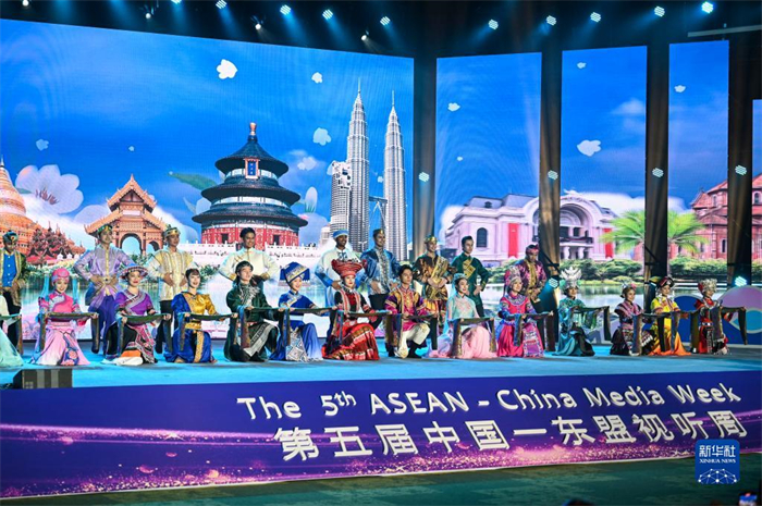 10月21日，在馬來西亞行政首都普特拉賈亞，演員在第五屆中國—東盟視聽周開幕活動(dòng)上表演。新華社記者 程一恒 攝
