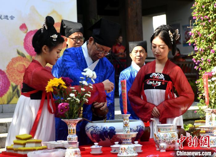 資料圖：圖為傳統(tǒng)重陽祭酒儀式?！蚊?攝