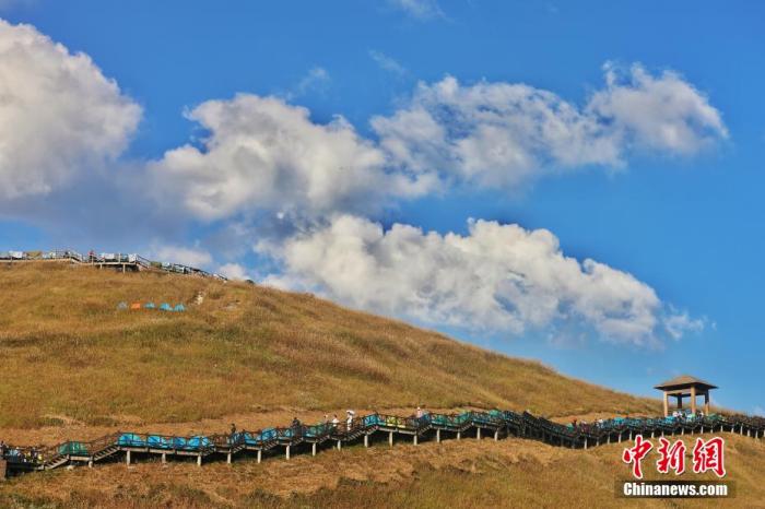 資料圖：圖為江西武功山高山草甸旁的登山步道，游客在登山。 劉力鑫 攝
