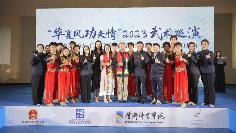 張益明大使與首都體育學(xué)院藝術(shù)團(tuán)合影。中國駐阿聯(lián)酋大使館供圖