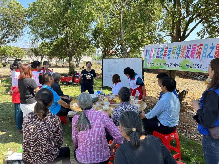 10月23日，廣東韶關(guān)農(nóng)村的互助養(yǎng)老探索，結(jié)合仁化縣董塘鎮(zhèn)新龍村的重陽節(jié)活動(dòng)，將村支書、婦女主任、項(xiàng)目管理人員、新龍村助老員、村民志愿者、健康熱心的老人聚集在一起。 受訪者供圖