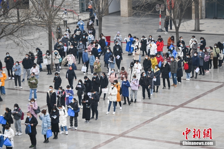 11月28日，山西省太原市，考生排隊等候入場。當日，中央機關(guān)及其直屬機構(gòu)2022年度考試錄用公務(wù)員公共科目筆試舉行。<a target='_blank' href='/'><p  align=