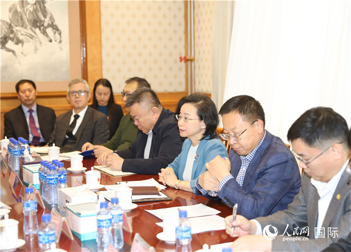 1.2023年10月30日，沈敏娟（右三）大使與中企代表座談。人民網(wǎng)記者 霍文攝