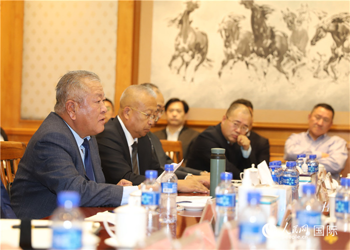 2.2023年10月30日，張義波（左一）會(huì)長(zhǎng)匯報(bào)商會(huì)工作情況。人民網(wǎng)記者 霍文攝