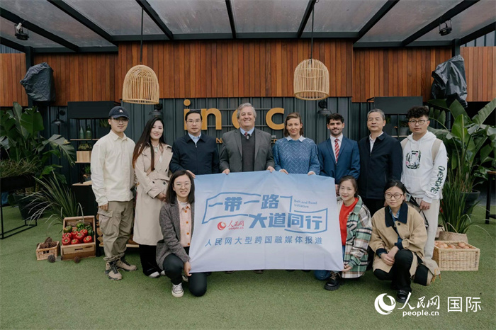 在烏拉圭第118屆普拉多牧農(nóng)業(yè)國際博覽會上，烏拉圭國家肉類協(xié)會主席與人民網(wǎng)記者合影。人民網(wǎng)記者 張若涵攝