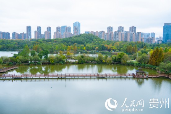 秋日時(shí)節(jié)，觀山湖公園景色美不勝收。人民網(wǎng) 陽茜攝