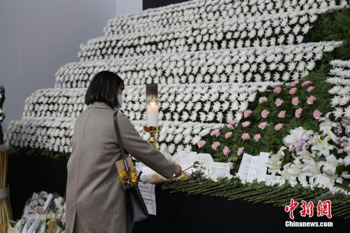 當(dāng)?shù)貢r(shí)間11月1日23時(shí)45分許，韓國民眾在位于首爾廣場的集體焚香所悼念梨泰院踩踏事故遇難者。 <a target='_blank' href='/'><p  align=