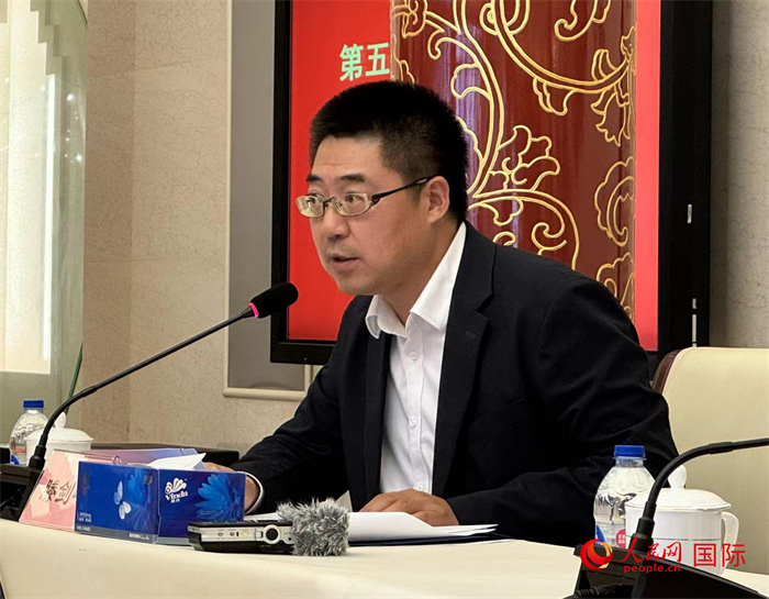10月31日，歐美同學(xué)會(huì)副秘書(shū)長(zhǎng)滕劍峰在第五屆中法文化論壇媒體吹風(fēng)會(huì)上講話。（人民網(wǎng) 謝瑩攝）