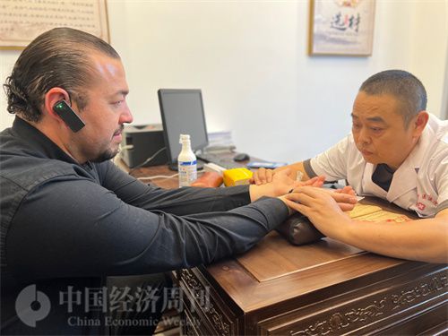   （外媒記者走進(jìn)中醫(yī)堂，問診中醫(yī)名師。中國經(jīng)濟(jì)周刊記者 郭志強(qiáng)攝）