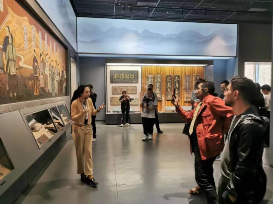  2023“一帶一路”媒體合作論壇聯(lián)合采訪團(tuán)參觀中國(guó)藥都中醫(yī)藥博物館。（本報(bào)記者 黃超攝）