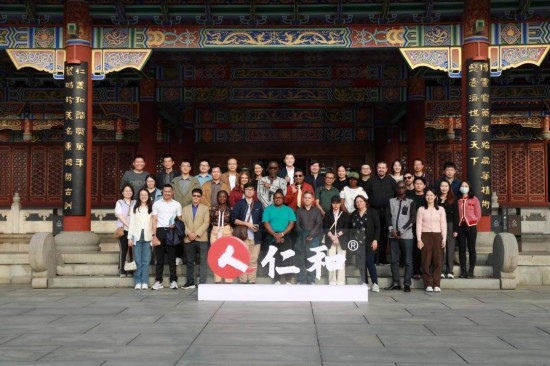 2023“一帶一路”媒體合作論壇聯(lián)合采訪團(tuán)參觀仁和集團(tuán)。（受訪者供圖）