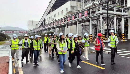   2023“一帶一路”媒體合作論壇聯(lián)合采訪團(tuán)走進(jìn)國家電投江西公司分宜電廠廠區(qū)。（本報(bào)記者 周歡攝）