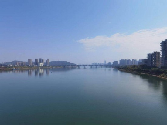 　　10月24日，在清水塘大橋景觀通道上拍攝的湘江景色。本報(bào)記者 常雯宜攝