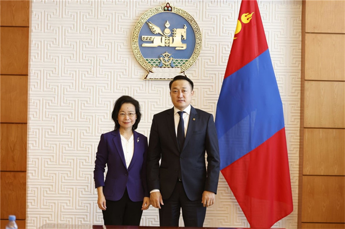 10月31日，中國駐蒙古國大使沈敏娟到任拜會(huì)蒙政府辦公廳主任兼蒙古人民黨總書記阿瑪爾巴伊斯格楞（右）。中國駐蒙古使館供圖