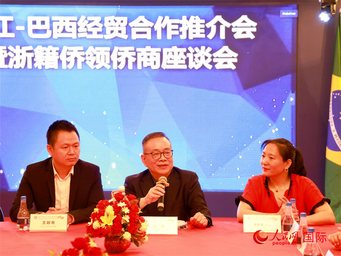浙江海外聯(lián)誼會常務(wù)副會長徐旭（中）和與會僑領(lǐng)僑商座談。人民網(wǎng)記者 陳海琪攝