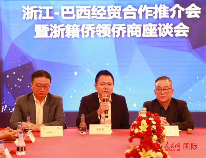 中國駐里約代總領(lǐng)事王尉育（中）在活動中致辭。人民網(wǎng)記者 陳海琪攝