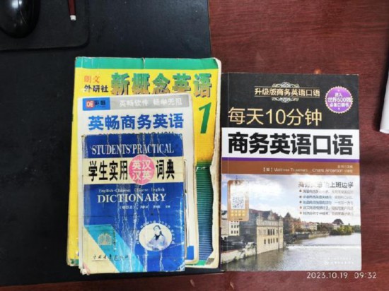  胡振興學習英語所用的資料。（圖片由受訪者提供）