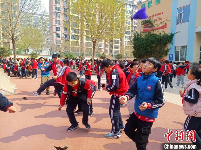 資料圖：小學(xué)生在大課間踢毽子。黃建 攝