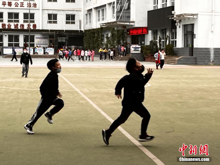 資料圖：學(xué)生們?cè)谡n間玩耍。