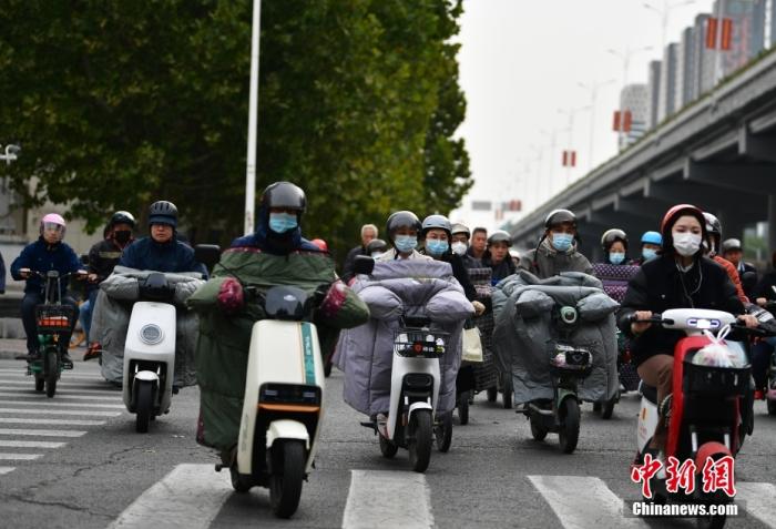 11月3日，河北石家莊迎降溫天氣，市民“捂”裝出行。 <a target='_blank' href='/'><p  align=