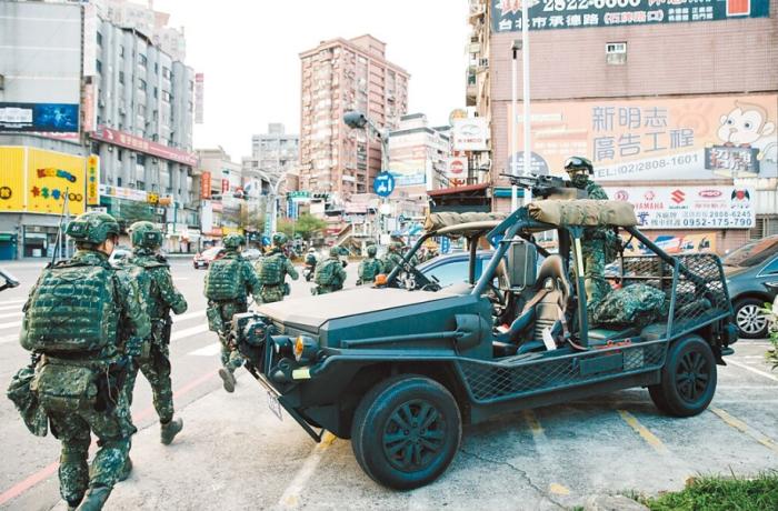 圖為2021年臺陸軍特種作戰(zhàn)指揮部在演習(xí)。圖片來源：臺灣《中國時報》。