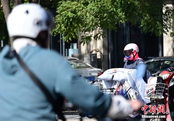 石家莊街頭，市民紛紛穿上厚厚的外套“捂”裝前行。 <a target='_blank' href='/'><p  align=