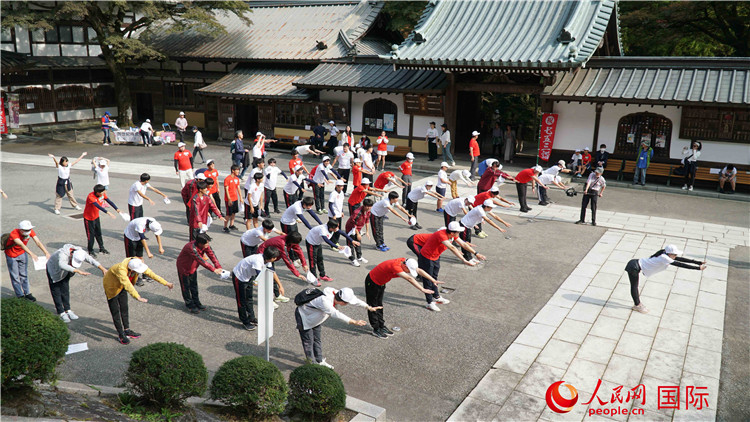開跑前，中日青少年一起做熱身運動。人民網(wǎng) 蔣曉辰攝
