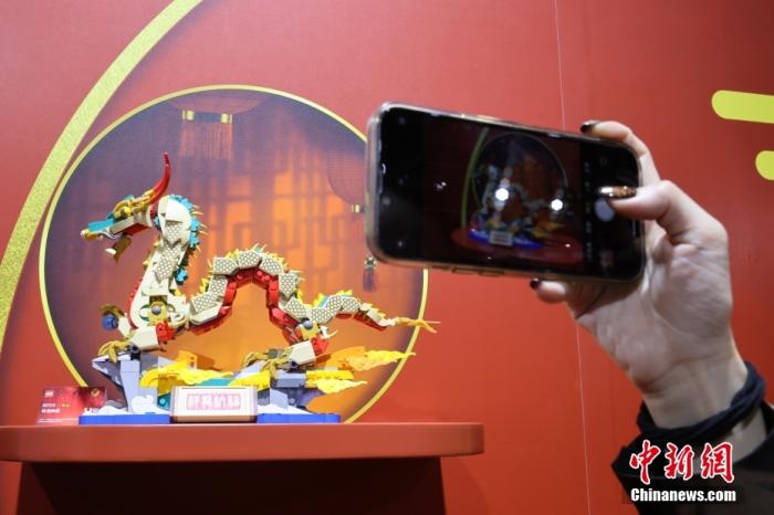 第六屆中國(guó)國(guó)際進(jìn)口博覽會(huì)舉行，消費(fèi)品展區(qū)展出以生肖龍為題材的中國(guó)元素產(chǎn)品。<a target='_blank' href='/'><p  align=