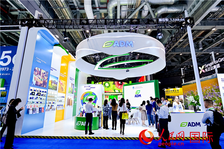 美國農(nóng)產(chǎn)品加工和貿(mào)易企業(yè)ADM在進(jìn)博會的展臺。人民網(wǎng)記者 趙益普攝