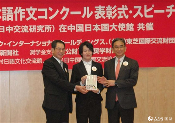 日本駐華大使垂秀夫（右一）、日本僑報社總編輯段躍中（左一）和趙志琳同學合影留念。人民網(wǎng)記者 陳建軍攝