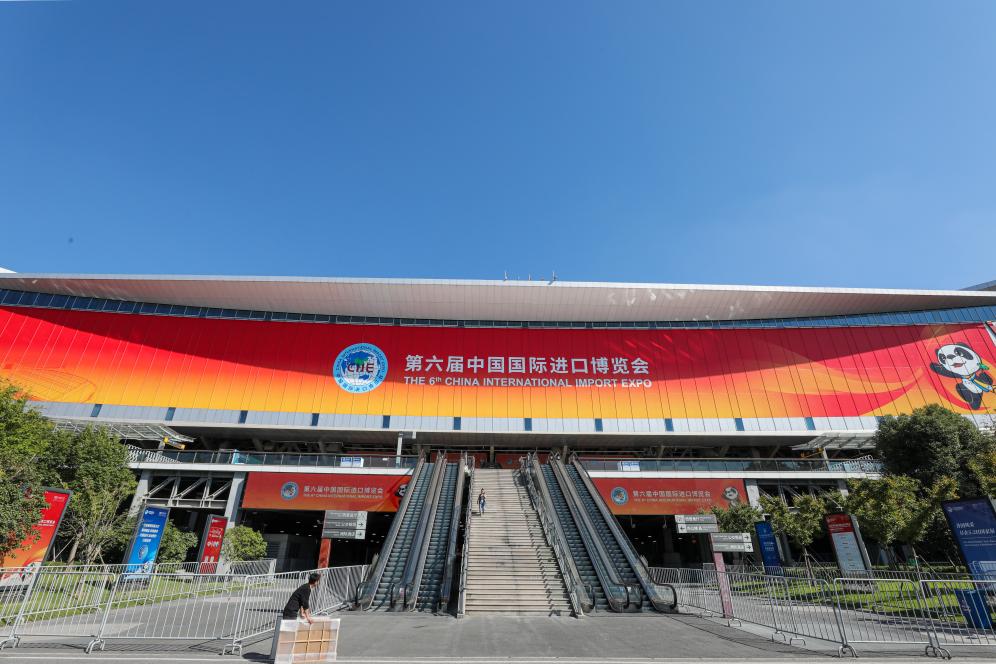 這是第六屆進(jìn)博會(huì)場(chǎng)館國(guó)家會(huì)展中心（上海）外景（2023年11月2日攝）。新華社記者 辛夢(mèng)晨 攝