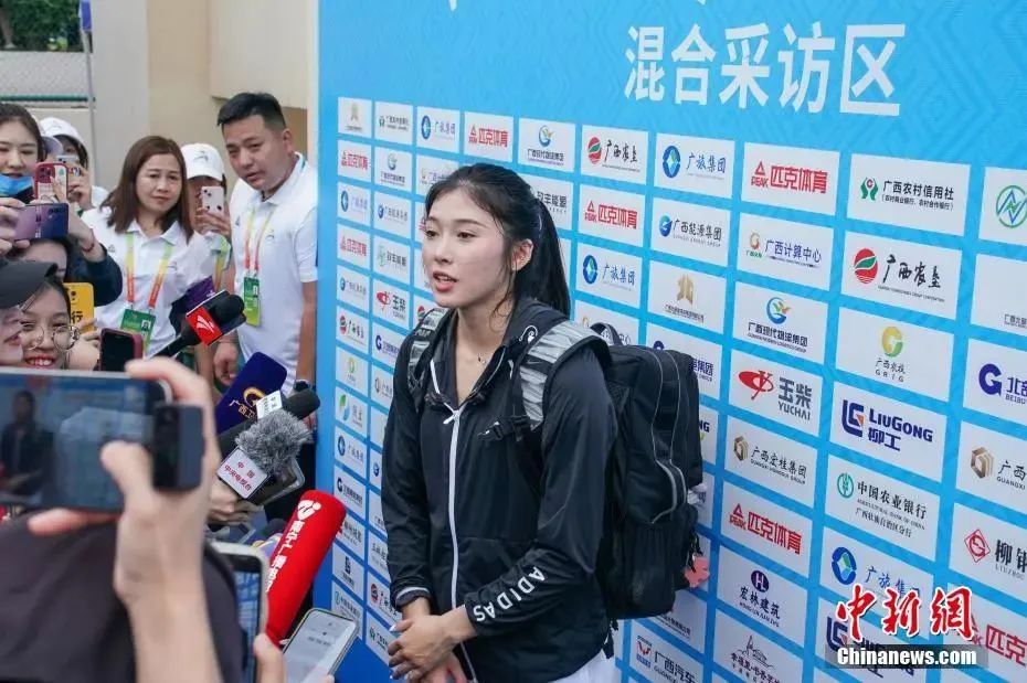 圖為吳艷妮在10日比賽結(jié)束后接受媒體采訪。陳冠言 攝