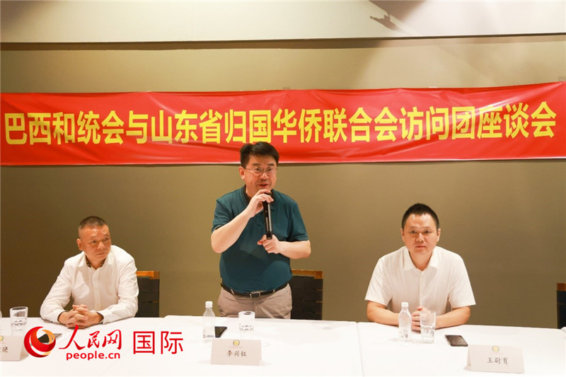 中國僑聯(lián)副主席、山東省僑聯(lián)主席李興鈺（中）在座談會上致辭。人民網(wǎng)記者 陳海琪攝