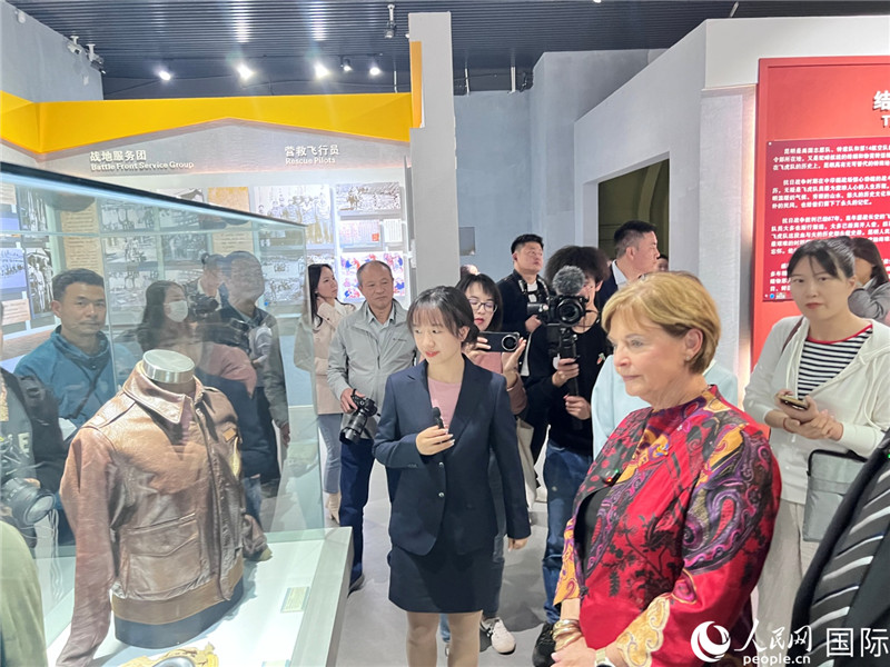 飛虎隊(duì)指揮官陳納德將軍外孫女嘉蘭惠（右）在參觀昆明市博物館展示的文物。人民網(wǎng) 趙瞳攝