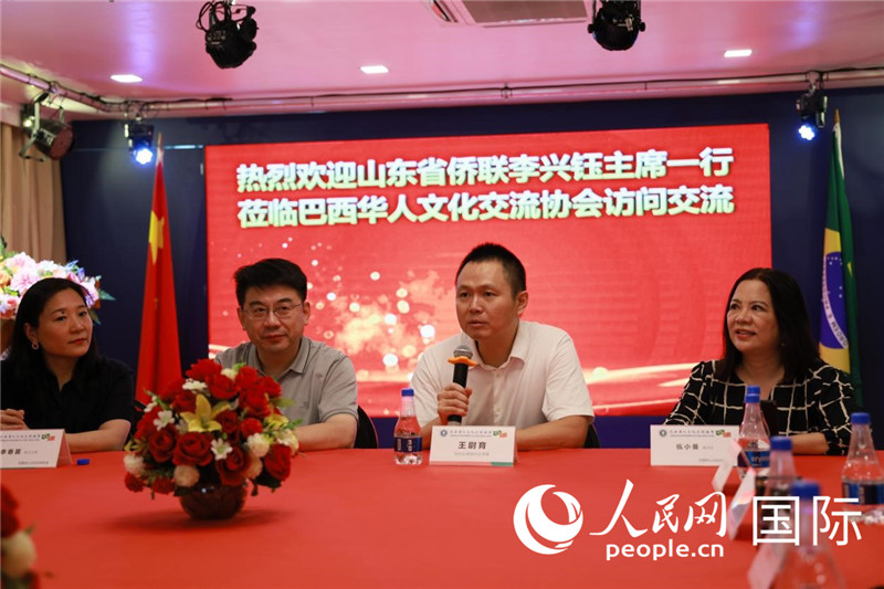 中國駐里約熱內(nèi)盧副總領(lǐng)事王尉育（右二）發(fā)表致辭。人民網(wǎng)記者宋亦然攝