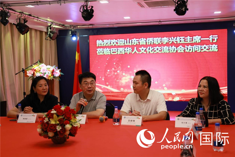 山東省僑聯(lián)主席李興鈺（左二）和與會僑領(lǐng)座談。人民網(wǎng)記者宋亦然攝