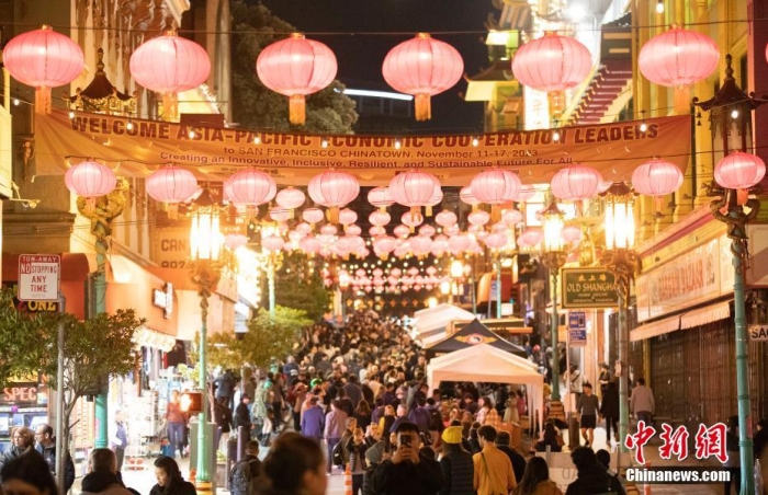 當?shù)貢r間11月10日，美國舊金山唐人街夜市人頭攢動。亞太經(jīng)合組織(APEC)第三十次領(lǐng)導人非正式會議將在舊金山舉行，當?shù)靥迫私钟媱澟e辦包括夜市在內(nèi)的多場活動，以吸引與會者、游客和市民的光顧。<a target='_blank' href='/'><p  align=
