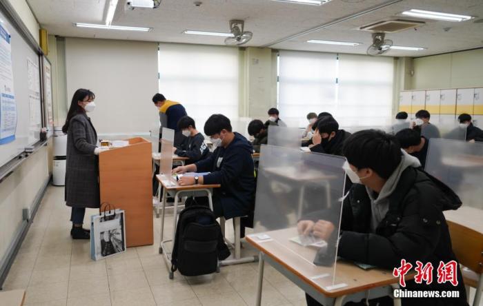 12月3日，延遲近一個月的韓國高考舉行。據(jù)韓國教育部消息，今年考生約49.34萬人，創(chuàng)歷史最低紀(jì)錄。圖為在首爾某考點內(nèi)，考桌上設(shè)有隔板。