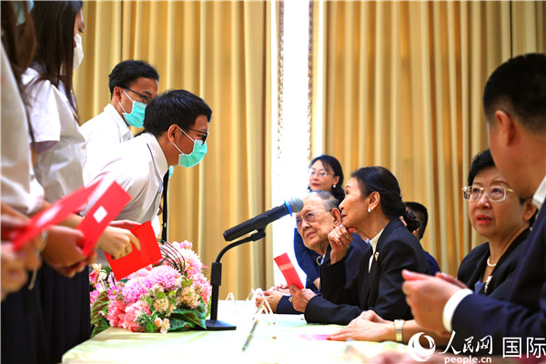圖為獎(jiǎng)助學(xué)金頒發(fā)現(xiàn)場(chǎng)。人民網(wǎng)記者 白元琪攝