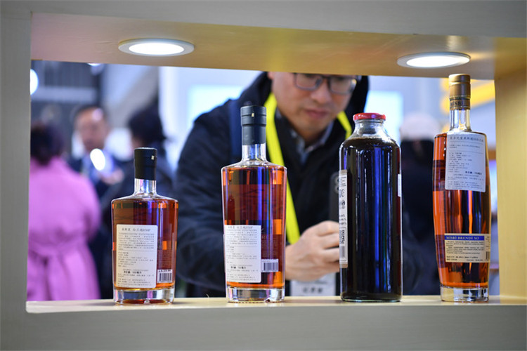 11月16日，觀眾在第七屆絲博會上參觀阿塞拜疆展位上的酒水產(chǎn)品。新華社記者 邵瑞 攝
