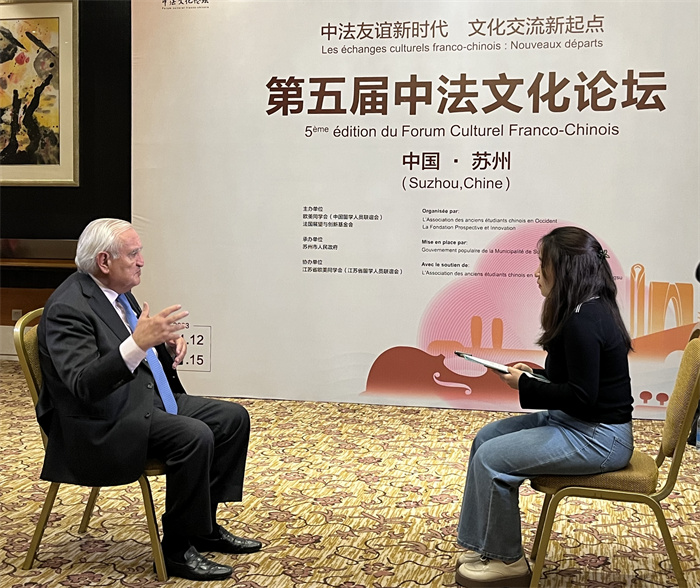 法國(guó)前總理、法國(guó)展望與創(chuàng)新基金會(huì)主席讓-皮埃爾·拉法蘭接受人民網(wǎng)的采訪。（國(guó)際在線供圖）
