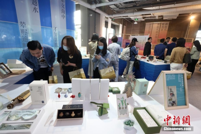 9月28日，“一帶一路，文明之橋”圖書文創(chuàng)展在北京圖書大廈開幕，圖為觀眾參觀展覽。<a target='_blank' href='/'><p  align=