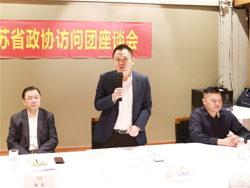中國駐里約總領(lǐng)館副總領(lǐng)事王尉育（中）在座談會上致辭。人民網(wǎng)記者 陳海琪攝