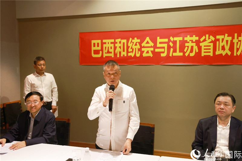 巴西和統(tǒng)會會長王俊曉（中）在座談會上致辭。人民網(wǎng)記者 陳海琪攝