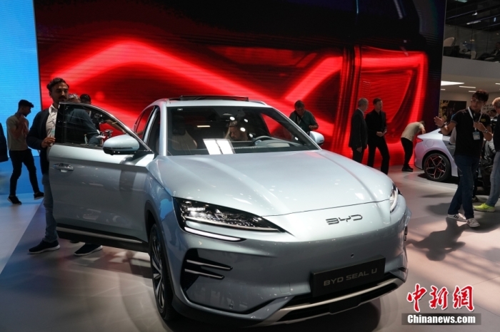 2023年德國(guó)國(guó)際汽車及智慧出行博覽會(huì)(IAA mobility)(亦簡(jiǎn)稱慕尼黑國(guó)際車展)將于9月5日正式開(kāi)幕。在9月4日舉行的媒體日，記者看到諸品牌紛紛攜“拳頭”產(chǎn)品亮相。圖為當(dāng)日比亞迪SEAL U在歐洲首秀。<a target='_blank' href='/'><p  align=
