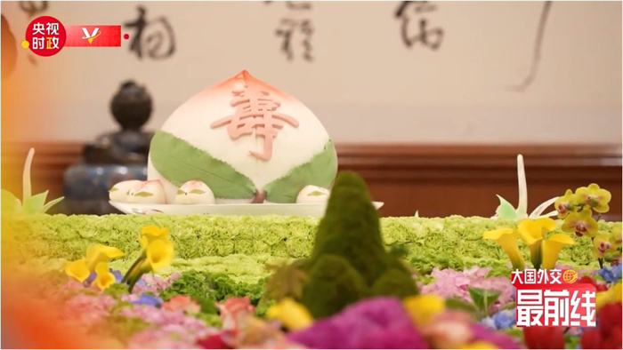 圖為今年7月基辛格訪華時午宴上的壽桃。來源：央視新聞截圖