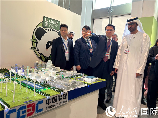 COP28主席蘇爾坦·賈比爾參觀中國角展示。人民網(wǎng)記者任皓宇攝
